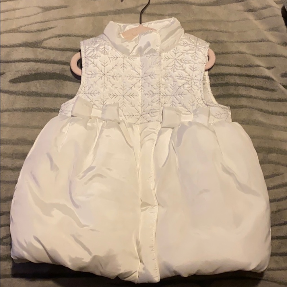 White “snowflake” print puffer vest